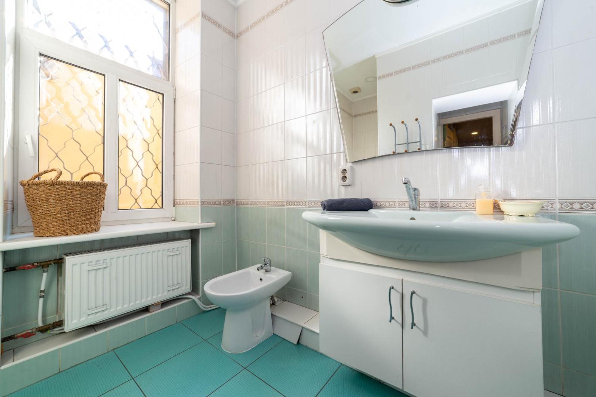 Spacious 3-bedroom In Center *